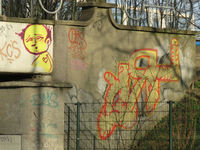 829130 Afbeelding van graffiti op het spoorwegviaduct over de Brailledreef te Utrecht.